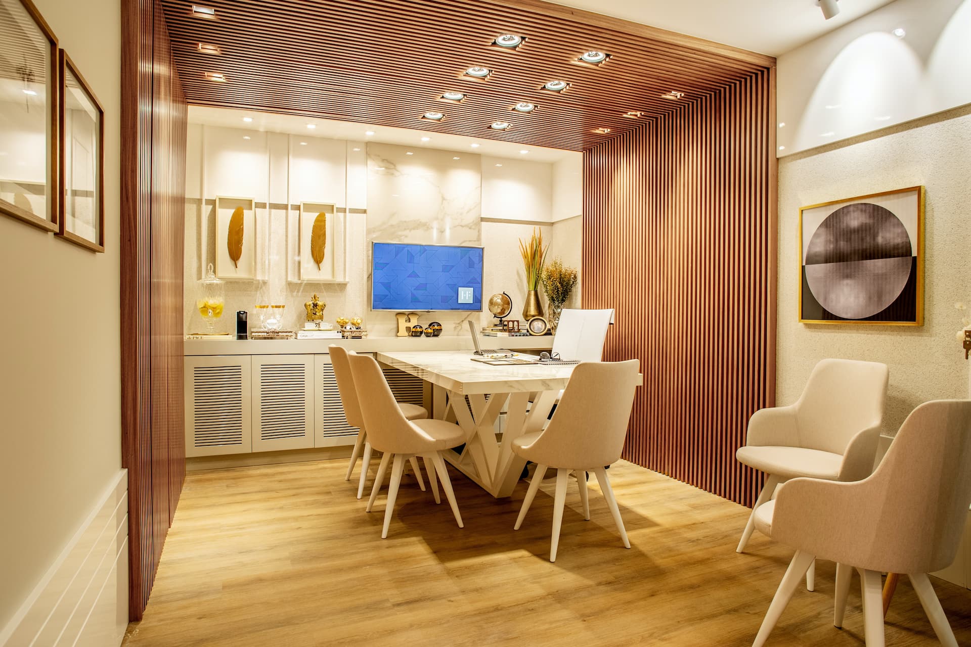 Comedor decorado estilo moderno y elegante con mesa de mármol